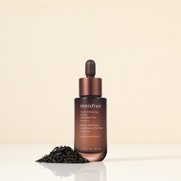 Odmładzające serum korygujące z czarną herbatą