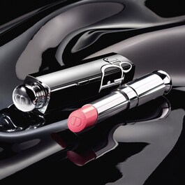 Dior Addict - Pomadka do ust z możliwością ponownego napełniania.