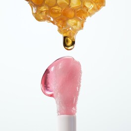 KissKiss Bee Glow Oil - Olejek do ust, 92% ze składników pochodzenia naturalnego