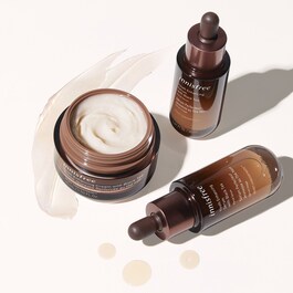 Odmładzające serum korygujące z czarną herbatą