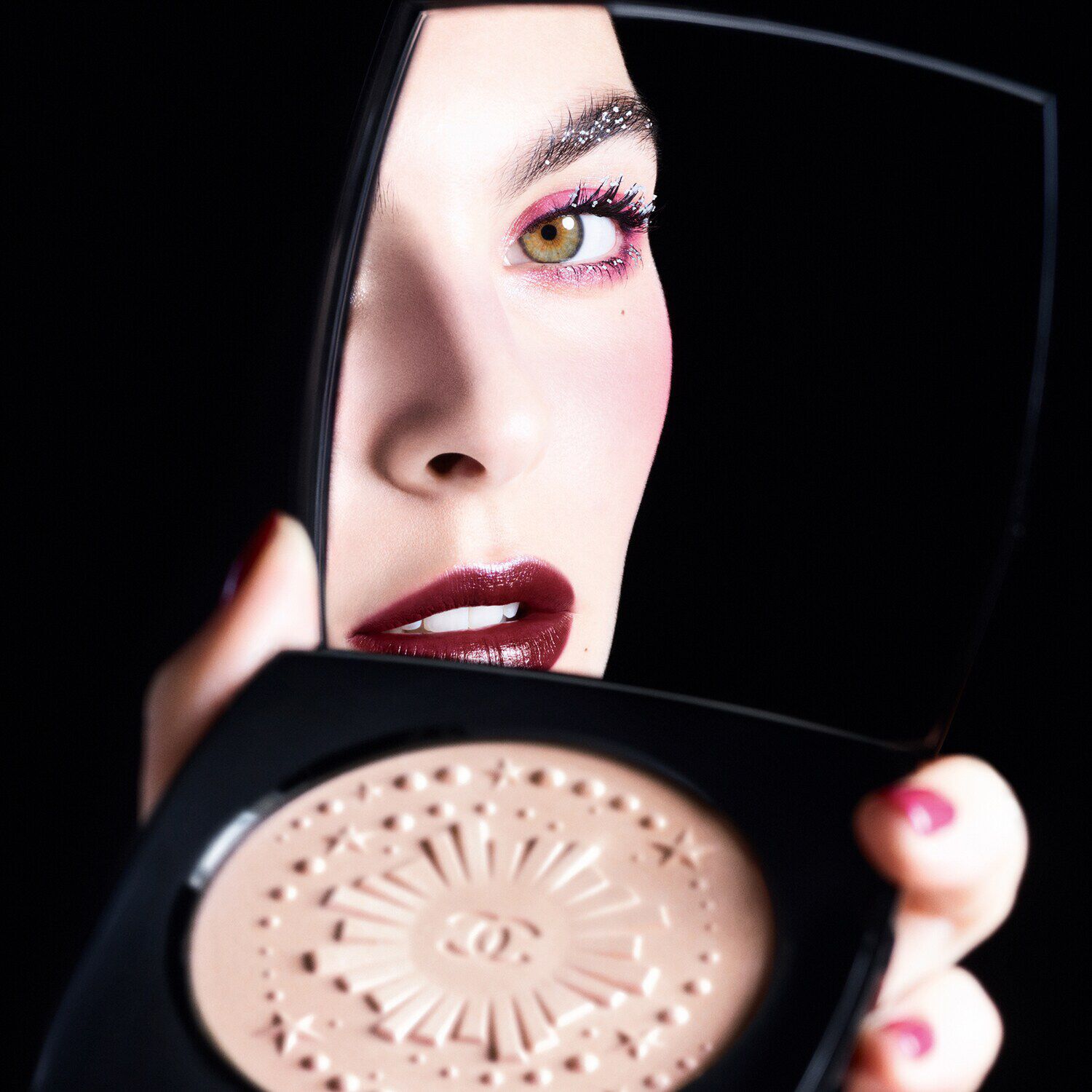 DIAMOND DUST - Puder Rozświetlający Maxi i CHANEL ≡ SEPHORA