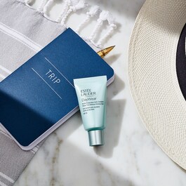 Ochronny nawilżacz na dzień Daywear - Sheer Tint Moisturizer SPF 15