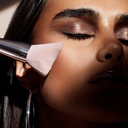 Cheek-Hugging Bronzer Brush - Pędzel do bronzera