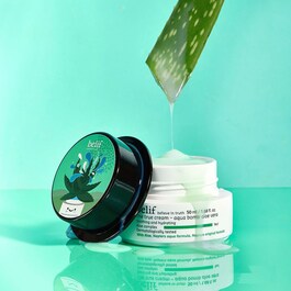 The True Cream Aqua Bomb Aloe Vera – Nawilżająco-kojący żel do twarzy
