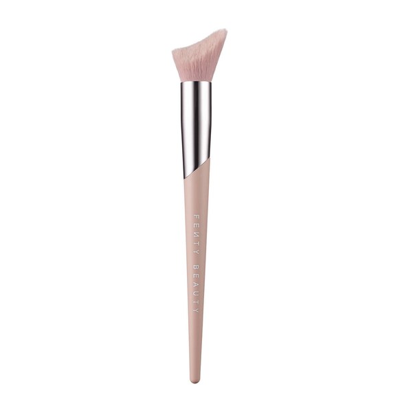 Cheek-Hugging Highlight Brush - Pędzel do rozświetlacza, FENTY BEAUTY