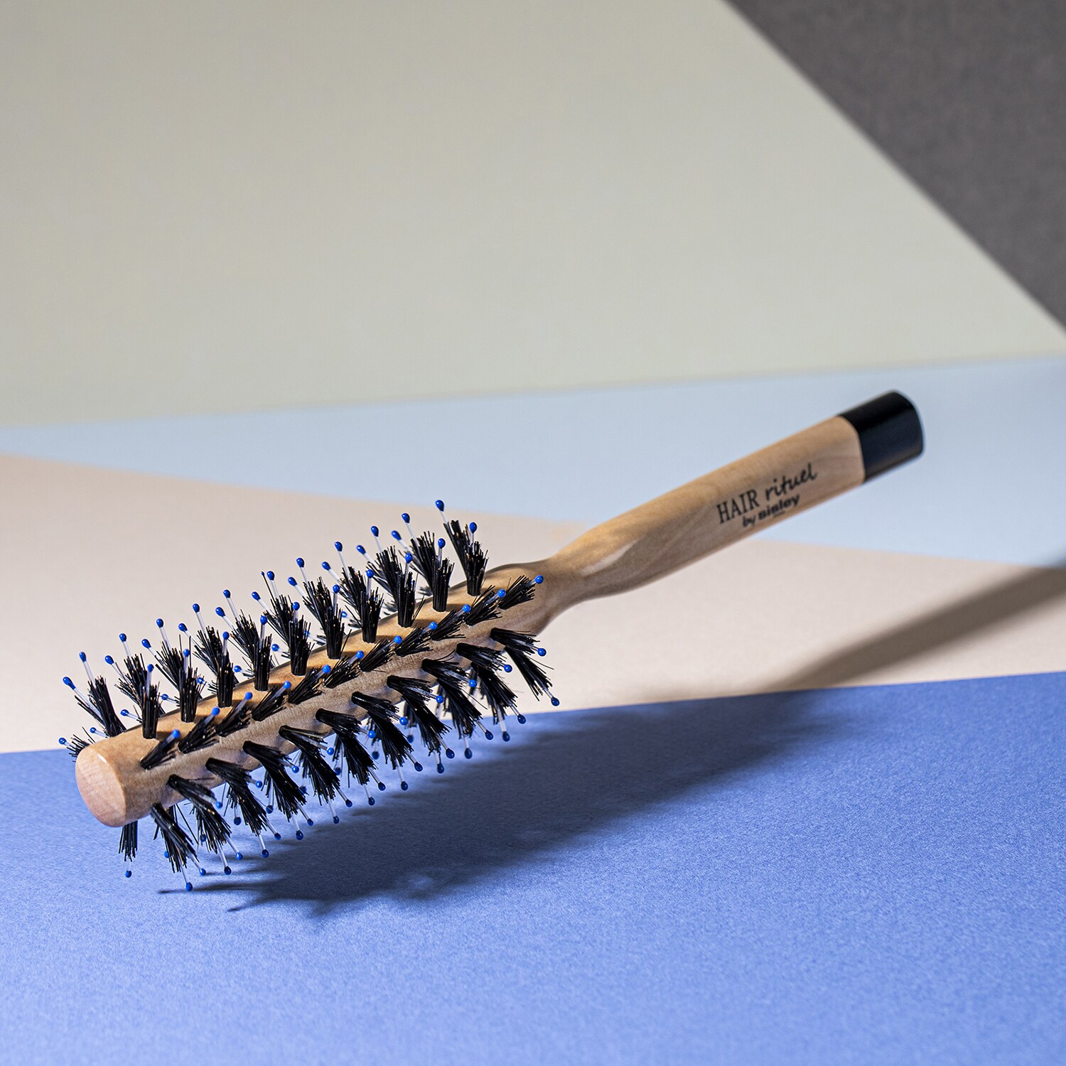 The BlowDry Brush N°2 Szczotka do wlosów i HAIR RITUEL BY SISLEY ≡