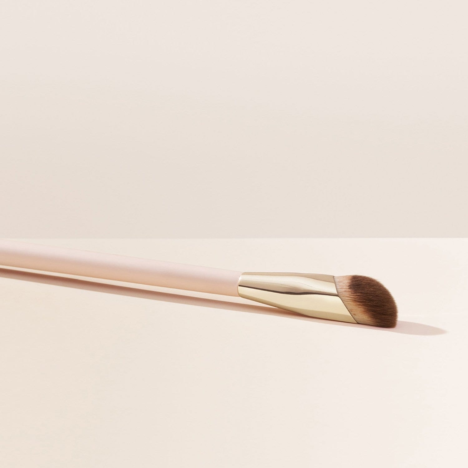 Rare Beauty ≡ Liquid Touch Concealer Brush Sephora