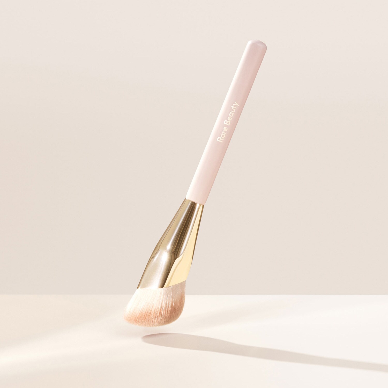 Rare Beauty ≡ Liquid Touch Foundation Brush Sephora